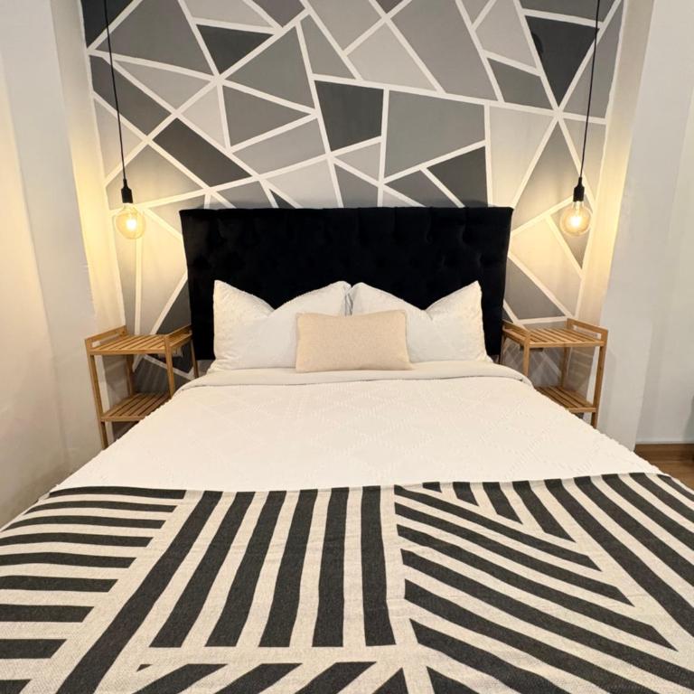 Blacky Hostel and Apartments - Double Room with Private External Bathroom - 4