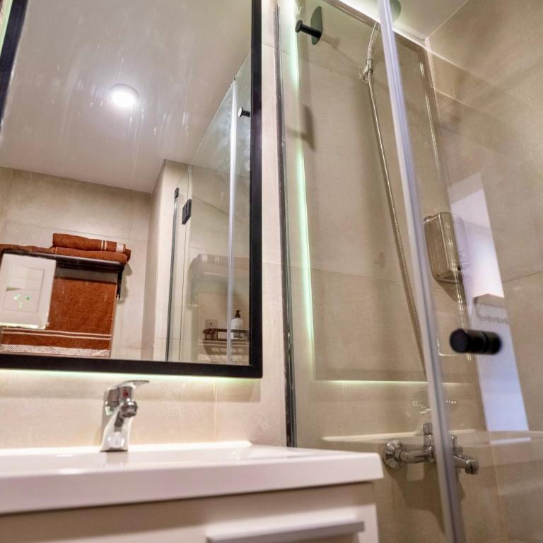 Moderno y Luminoso Monoambiente con Vista al Lago - Apartamento Superior de 1 dormitorio - 35