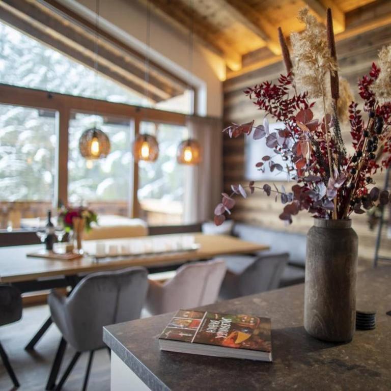 Chalet in Neukirchen near Wildkogel Ski Slope - Ferienhaus mit 4 Zimmern - 55
