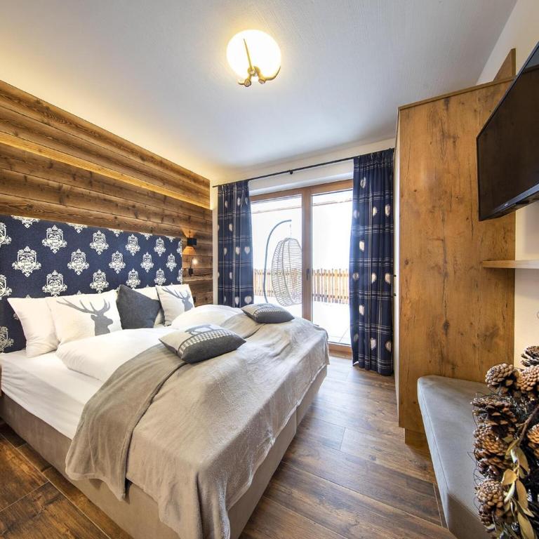 Chalet in Neukirchen near Wildkogel Ski Slope - Ferienhaus mit 4 Zimmern - 5