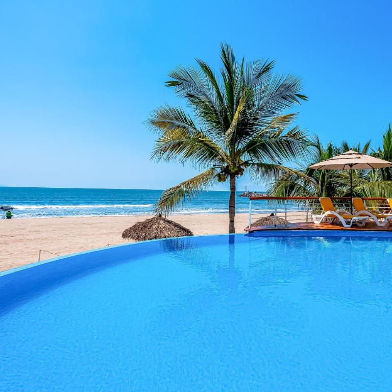 Beachfront 4th-floor condo with views, outdoor pool, balcony, W/D & central AC - Casa - 37