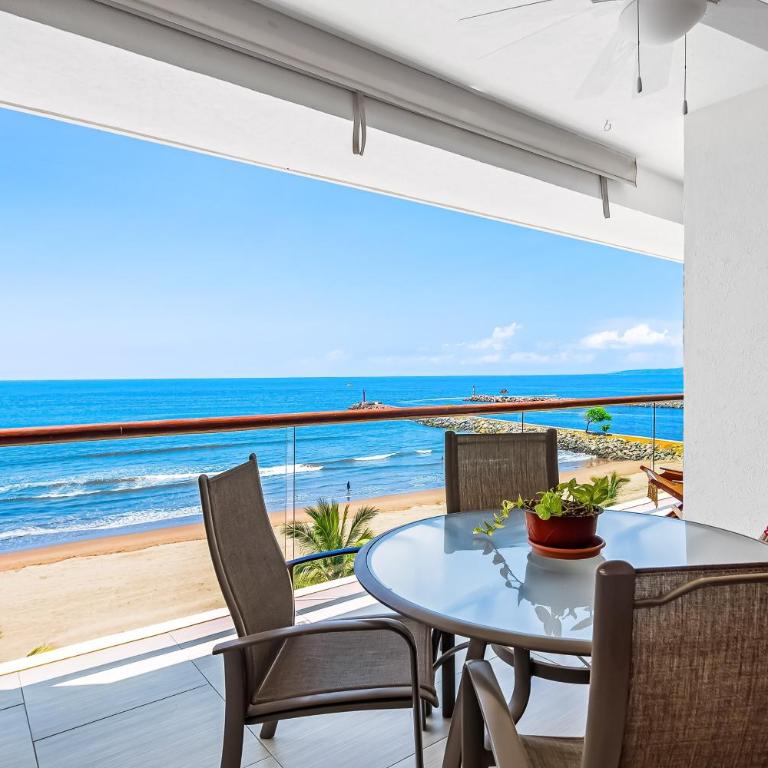 Beachfront 4th-floor condo with views, outdoor pool, balcony, W/D & central AC - Casa - 30