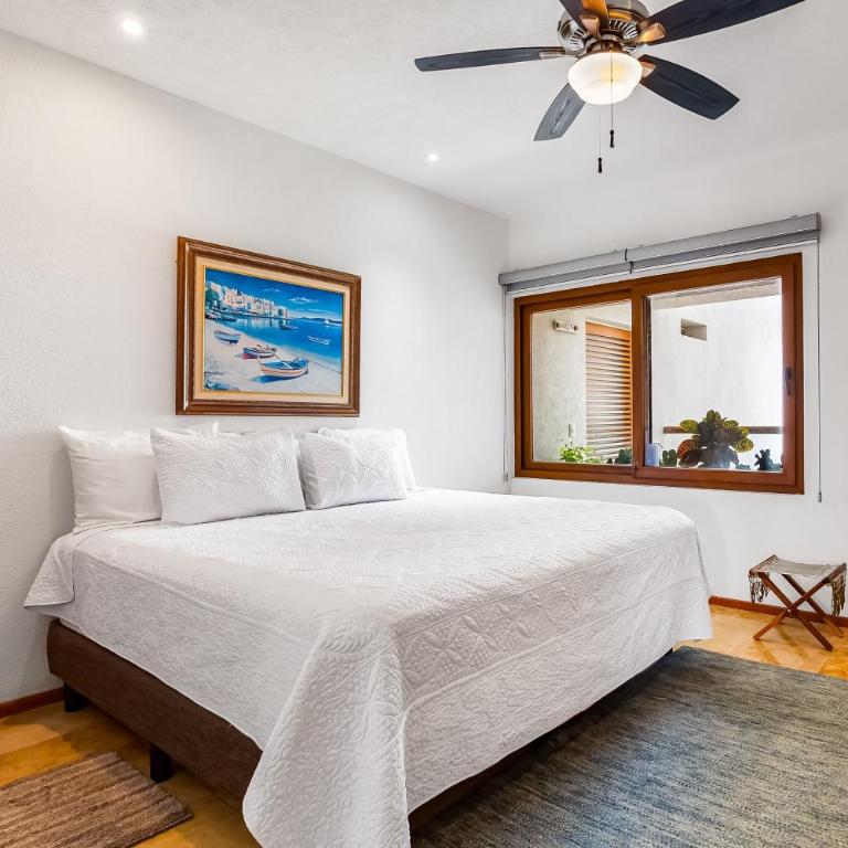 Beachfront 4th-floor condo with views, outdoor pool, balcony, W/D & central AC - Casa - 17