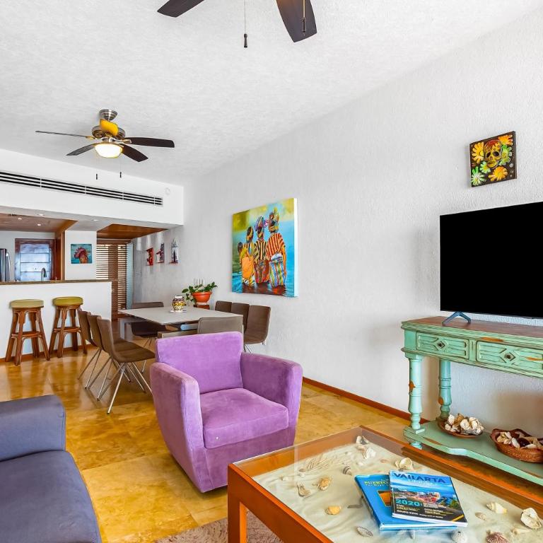Beachfront 4th-floor condo with views, outdoor pool, balcony, W/D & central AC - Casa - 4