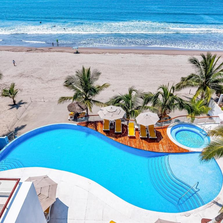 Beachfront 4th-floor condo with views, outdoor pool, balcony, W/D & central AC - Casa - 40