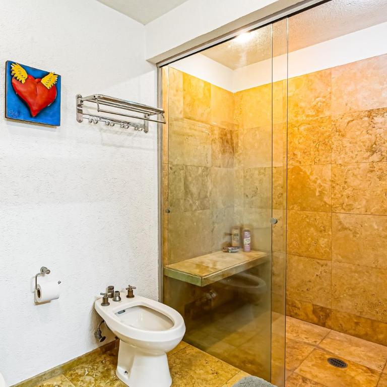 Beachfront 4th-floor condo with views, outdoor pool, balcony, W/D & central AC - Casa - 24