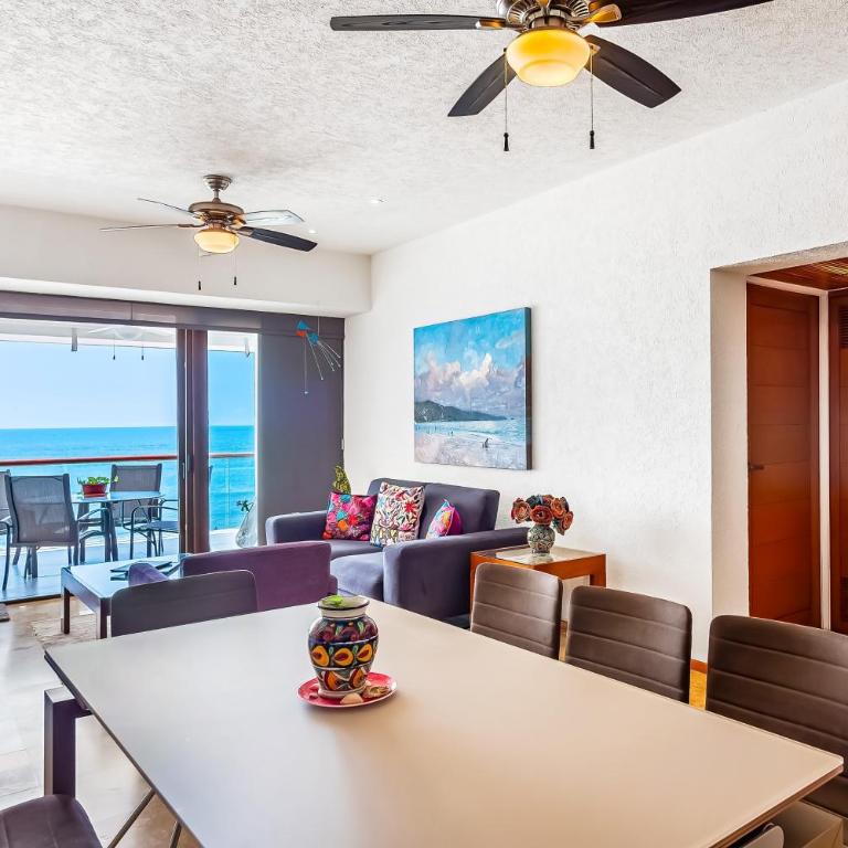 Beachfront 4th-floor condo with views, outdoor pool, balcony, W/D & central AC - Casa - 9
