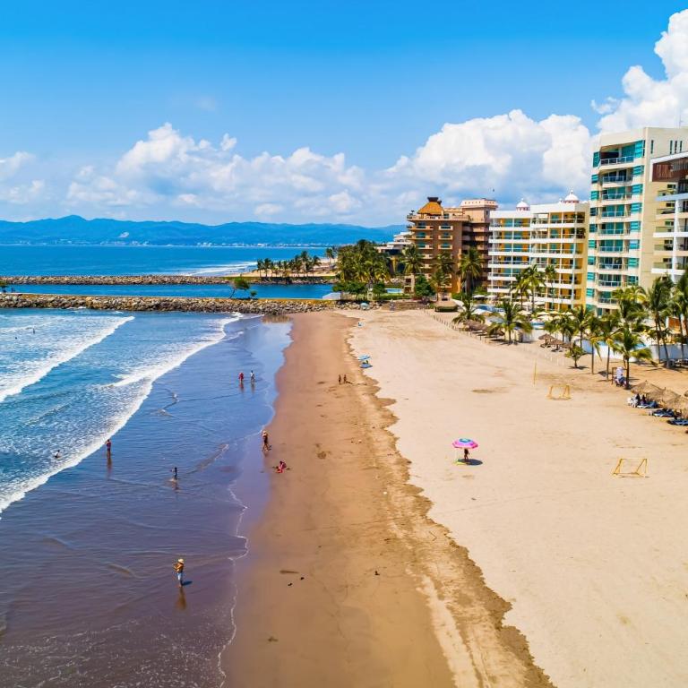 Beachfront 4th-floor condo with views, outdoor pool, balcony, W/D & central AC - Casa - 42