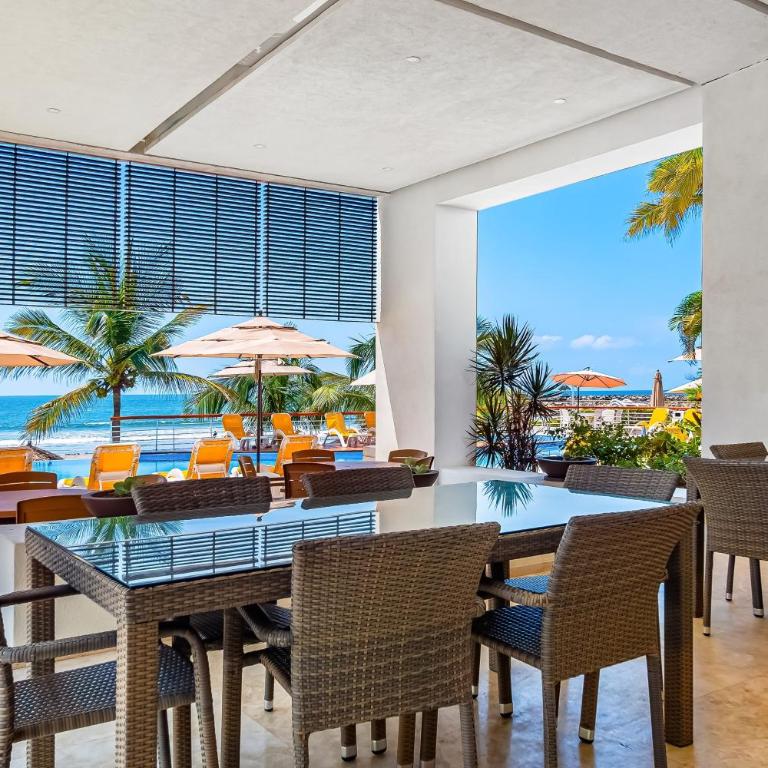 Beachfront 4th-floor condo with views, outdoor pool, balcony, W/D & central AC - Casa - 29