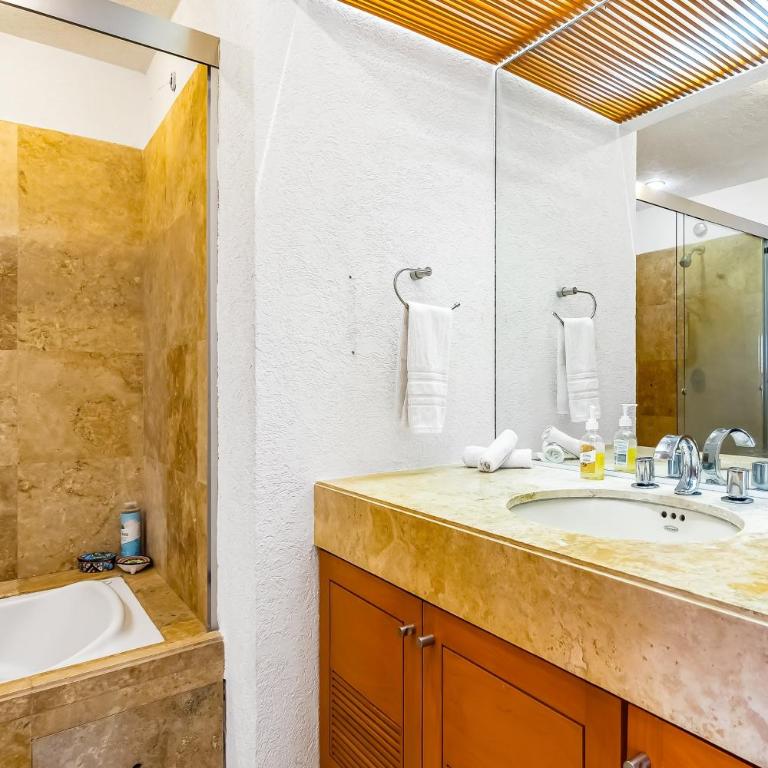 Beachfront 4th-floor condo with views, outdoor pool, balcony, W/D & central AC - Casa - 26