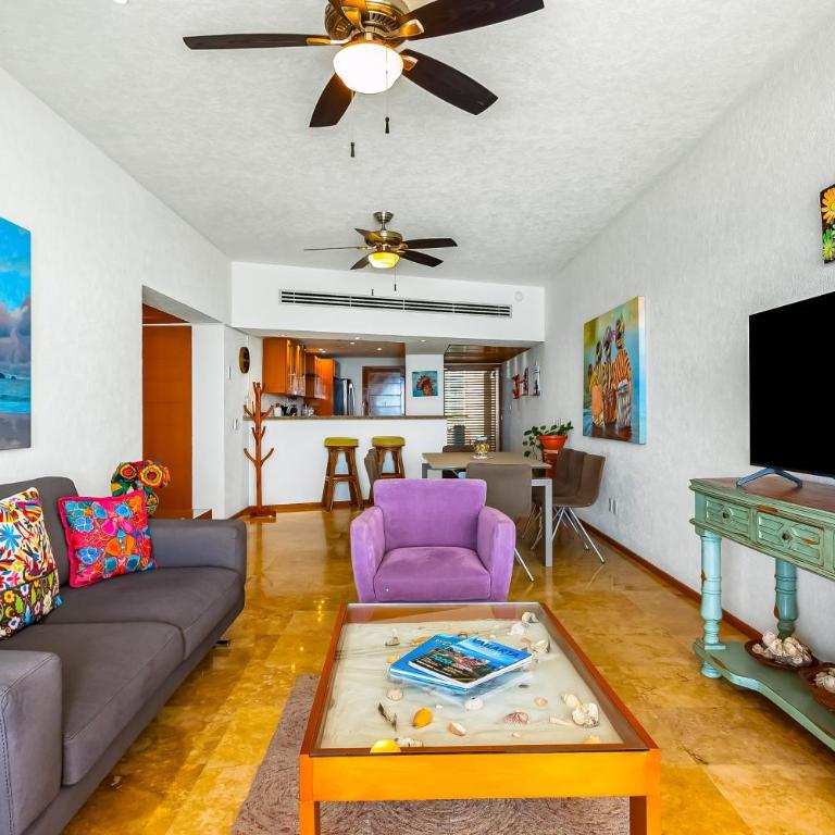 Beachfront 4th-floor condo with views, outdoor pool, balcony, W/D & central AC - Casa - 5