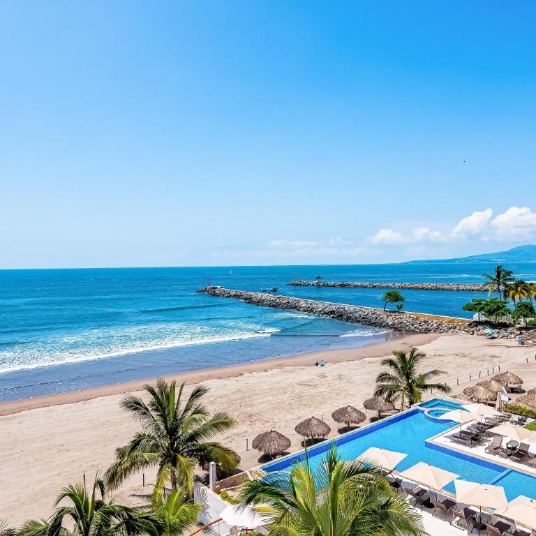 Beachfront 4th-floor condo with views, outdoor pool, balcony, W/D & central AC - Casa - 43