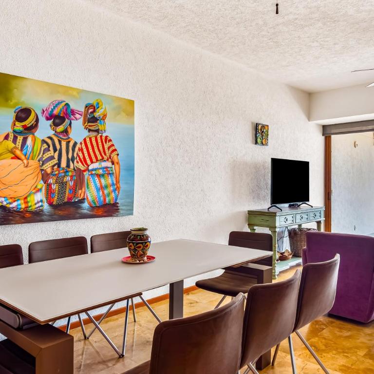Beachfront 4th-floor condo with views, outdoor pool, balcony, W/D & central AC - Casa - 10