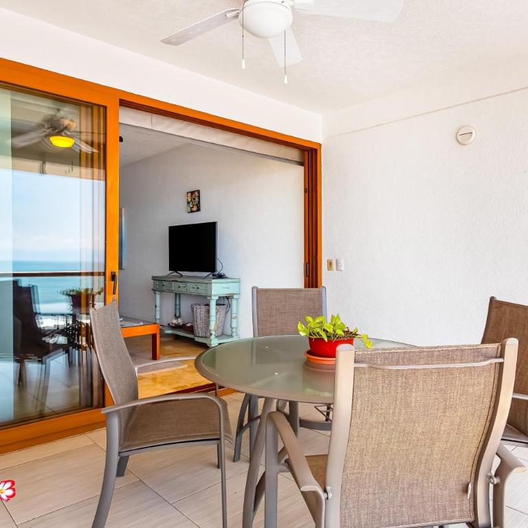 Beachfront 4th-floor condo with views, outdoor pool, balcony, W/D & central AC - Casa - 33