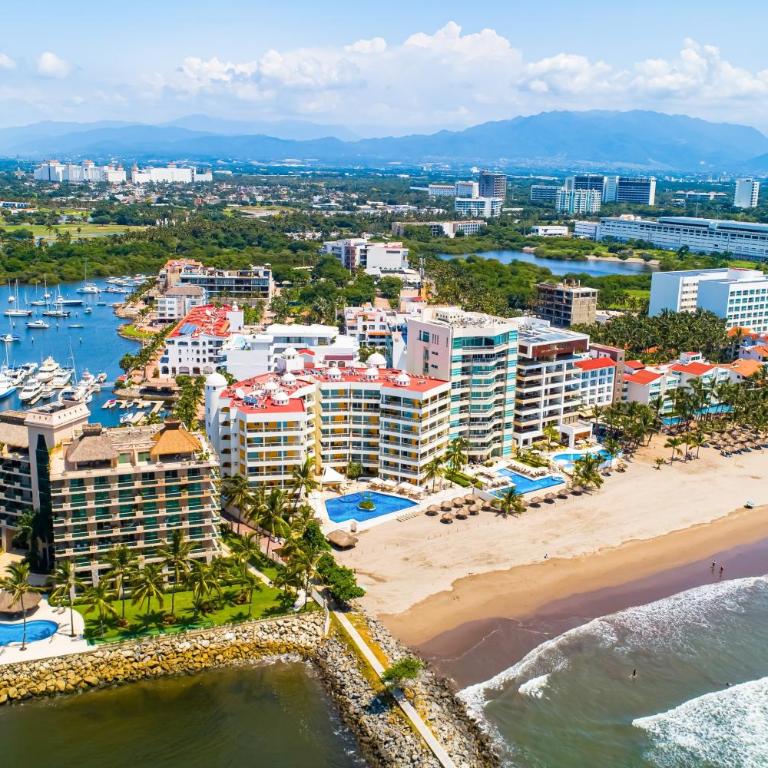 Beachfront 4th-floor condo with views, outdoor pool, balcony, W/D & central AC - Casa - 46
