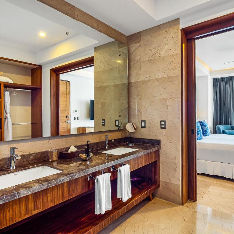 Oceanfront condo with huge balcony, sweeping ocean view & amazing pool - Vacation Home - 21