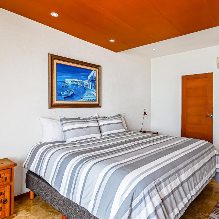 Beachfront 4th-floor condo with views, outdoor pool, balcony, W/D & central AC - Casa - 20