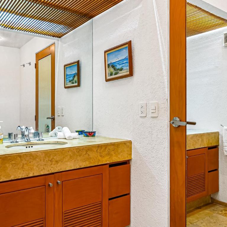 Beachfront 4th-floor condo with views, outdoor pool, balcony, W/D & central AC - Casa - 28