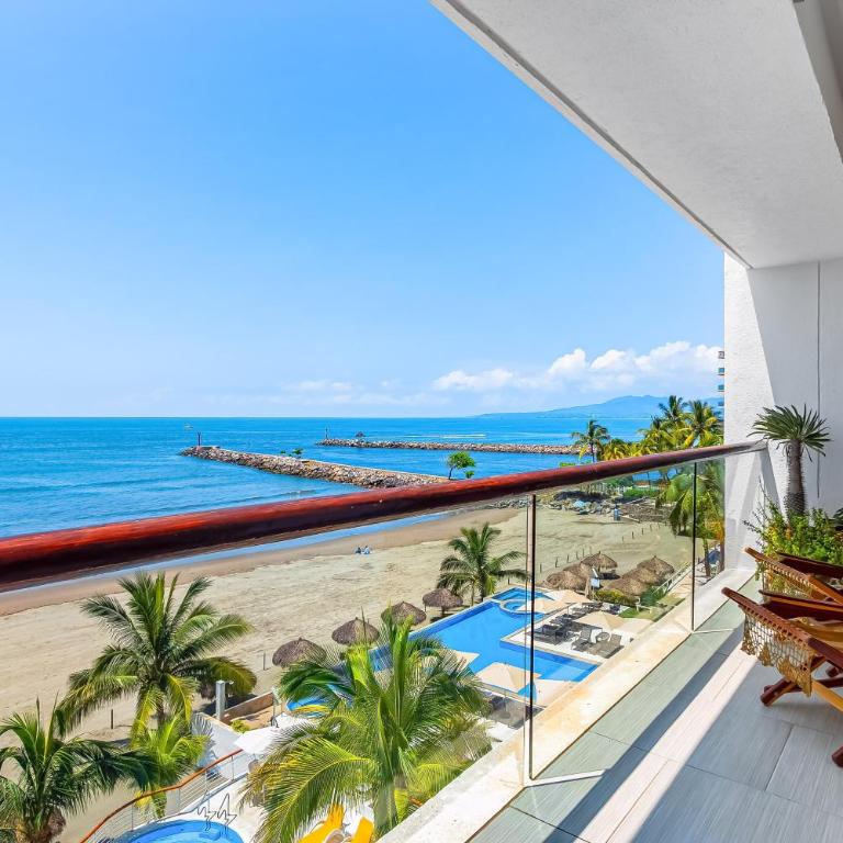 Beachfront 4th-floor condo with views, outdoor pool, balcony, W/D & central AC - Casa - 31