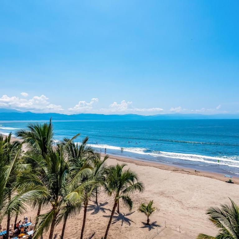 Beachfront 4th-floor condo with views, outdoor pool, balcony, W/D & central AC - Casa - 47