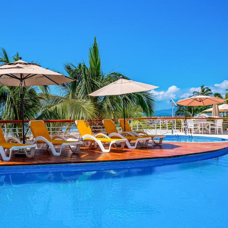 Beachfront 4th-floor condo with views, outdoor pool, balcony, W/D & central AC - Casa - 48