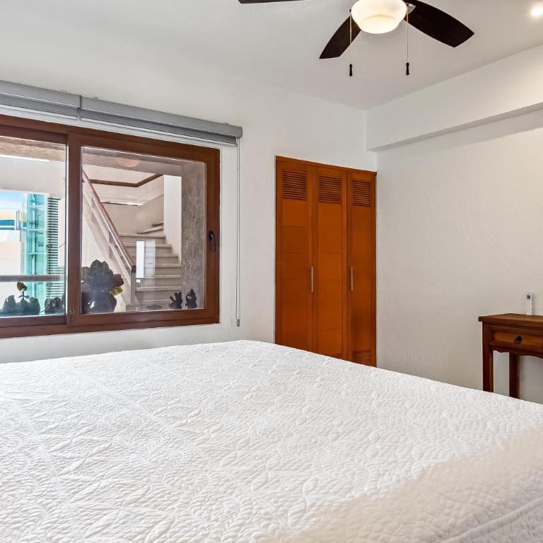 Beachfront 4th-floor condo with views, outdoor pool, balcony, W/D & central AC - Casa - 19