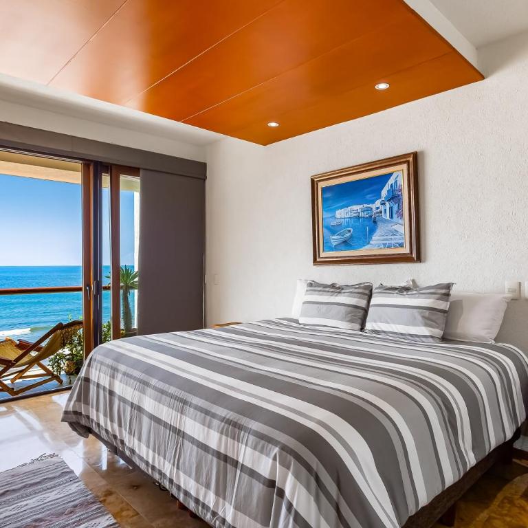 Beachfront 4th-floor condo with views, outdoor pool, balcony, W/D & central AC - Casa - 21