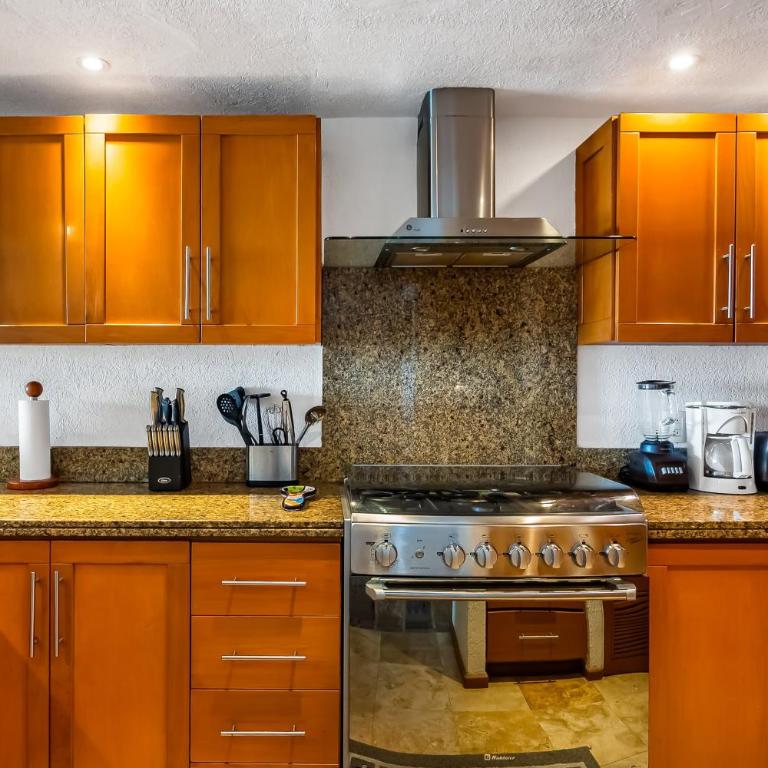 Beachfront 4th-floor condo with views, outdoor pool, balcony, W/D & central AC - Casa - 13