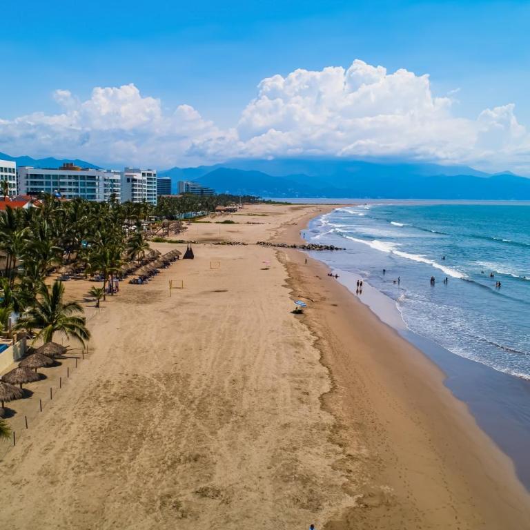 Beachfront 4th-floor condo with views, outdoor pool, balcony, W/D & central AC - Casa - 49
