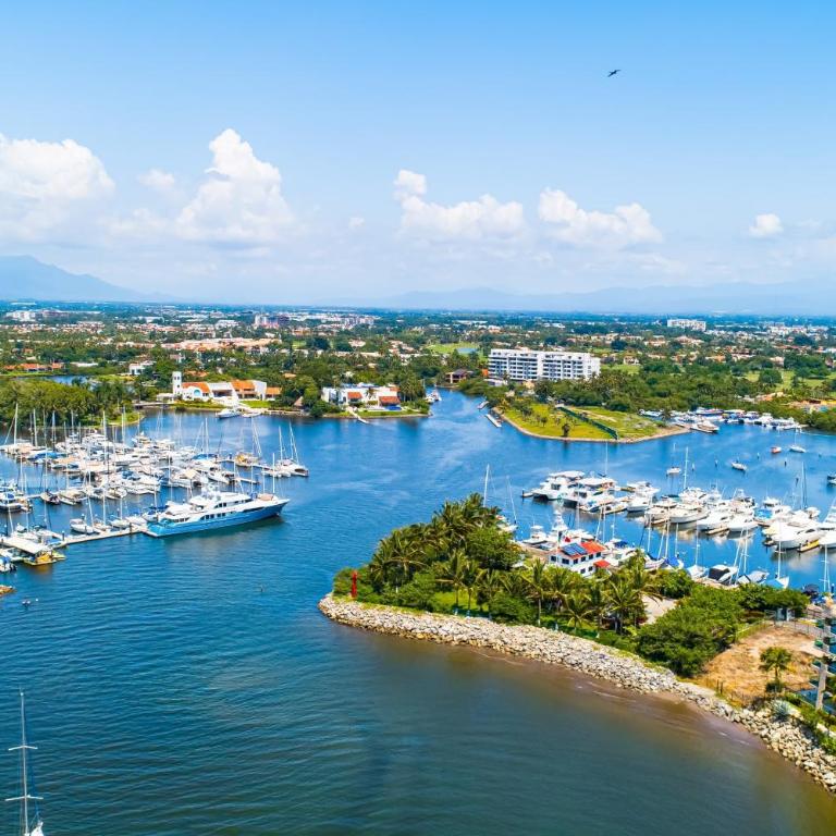 Beachfront 4th-floor condo with views, outdoor pool, balcony, W/D & central AC - Casa - 50