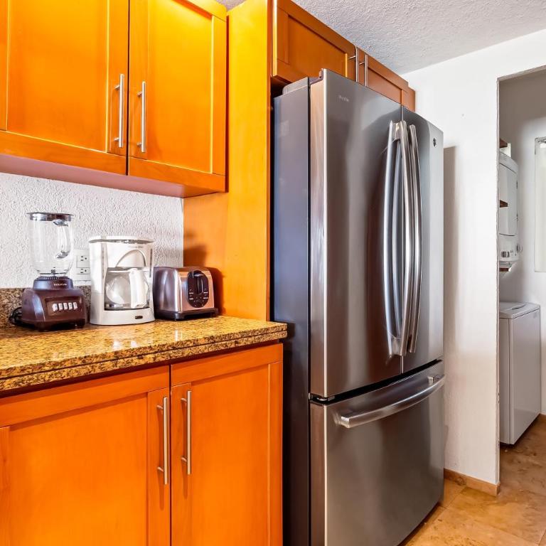 Beachfront 4th-floor condo with views, outdoor pool, balcony, W/D & central AC - Casa - 14