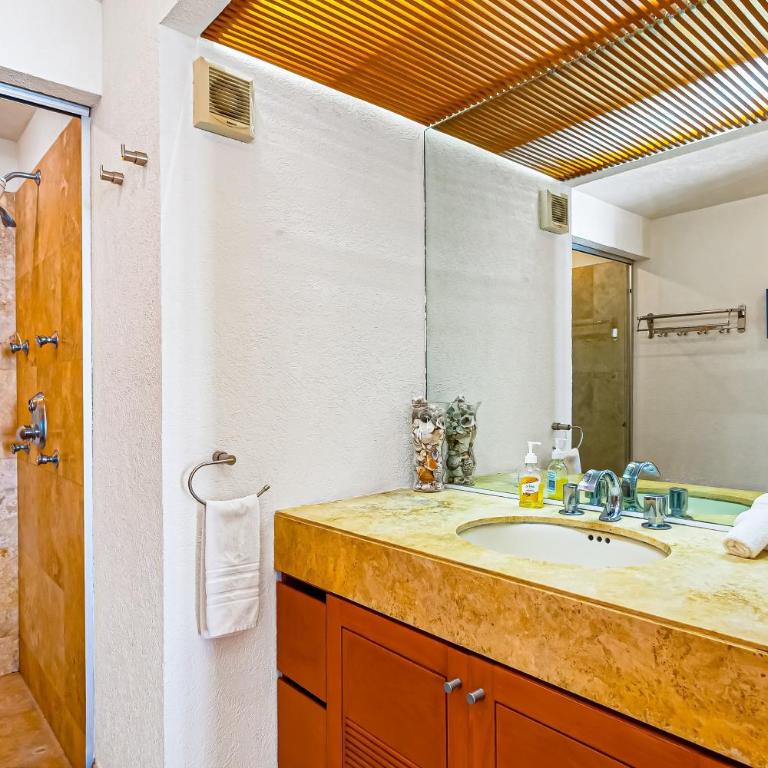 Beachfront 4th-floor condo with views, outdoor pool, balcony, W/D & central AC - Casa - 25