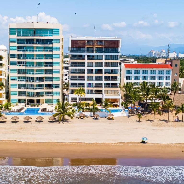 Beachfront 4th-floor condo with views, outdoor pool, balcony, W/D & central AC - Casa - 1