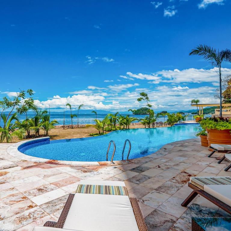 Oceanfront, 8th-floor condo with pool, pool spa & large balcony - Vacation Home - 29