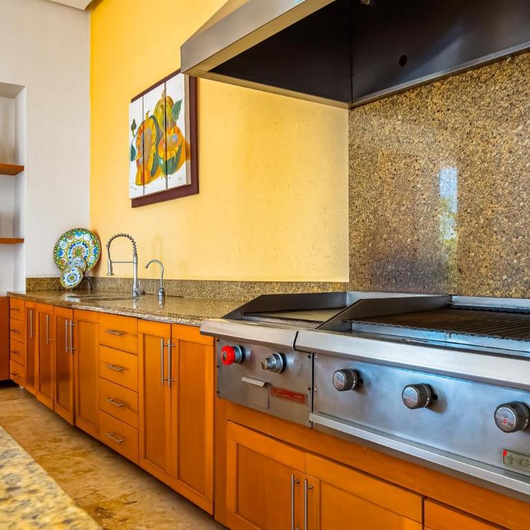 Beachfront 4th-floor condo with views, outdoor pool, balcony, W/D & central AC - Casa - 16