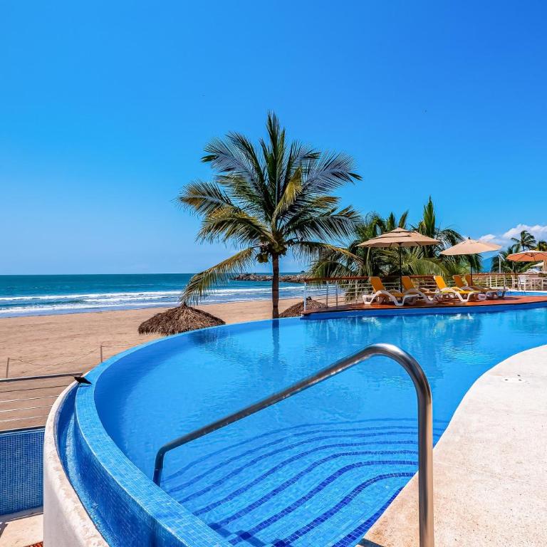 Beachfront 4th-floor condo with views, outdoor pool, balcony, W/D & central AC - Casa - 39