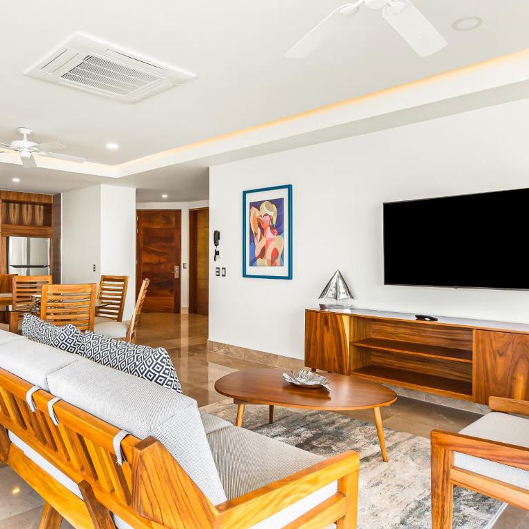 Oceanfront condo with huge balcony, sweeping ocean view & amazing pool - Vacation Home - 3