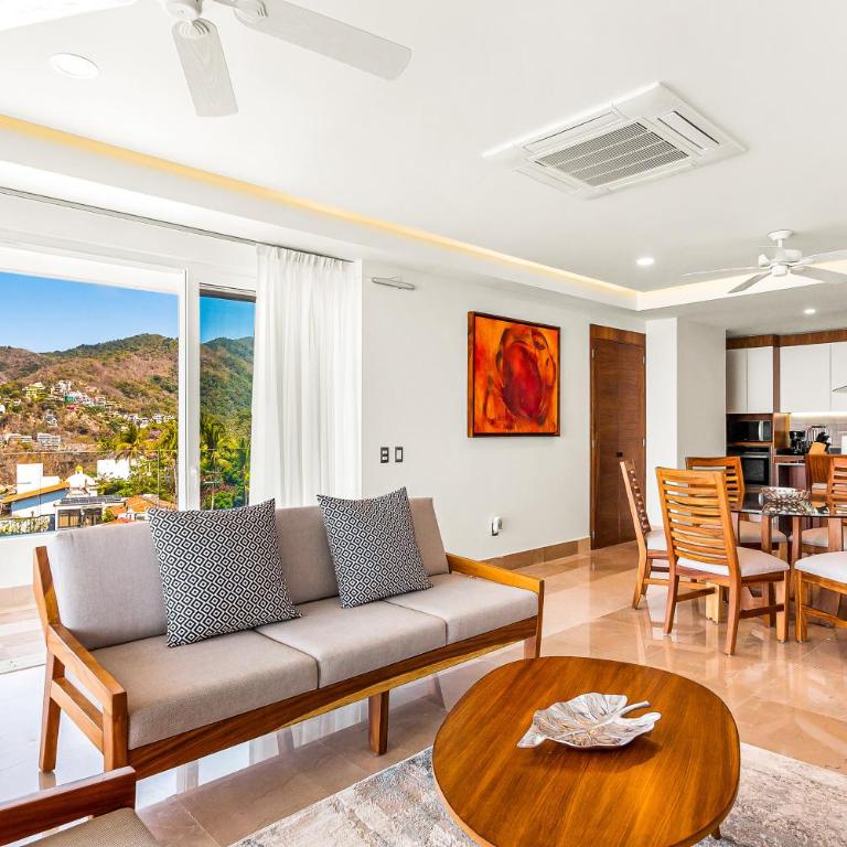 Oceanfront condo with huge balcony, sweeping ocean view & amazing pool - Vacation Home - 4