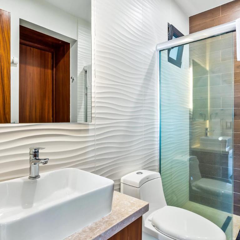 5th-floor condo with partial ocean views, heated pool, sauna, gym, balcony, W/D - Vacation Home - 22
