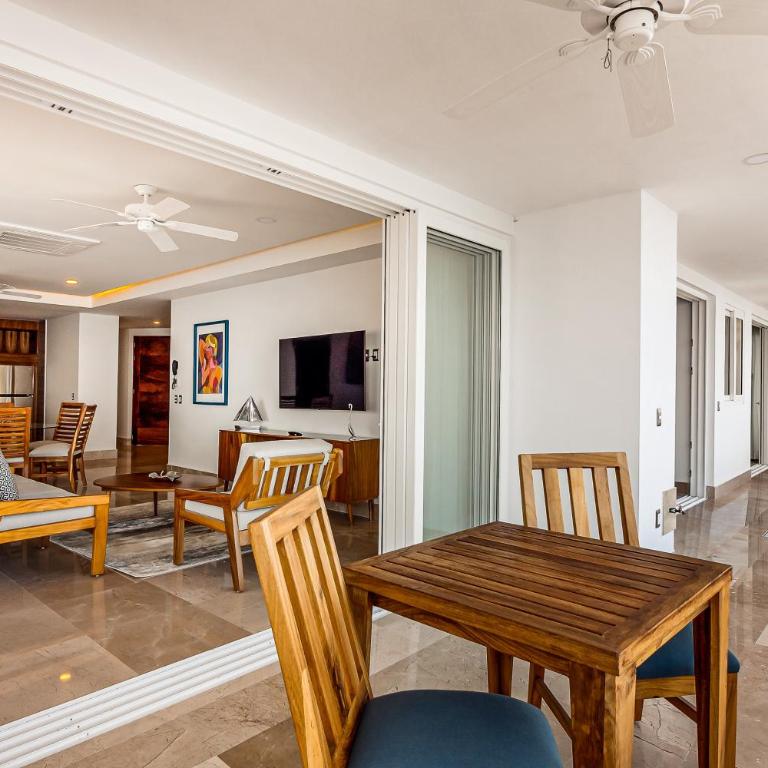 Oceanfront condo with huge balcony, sweeping ocean view & amazing pool - Vacation Home - 8