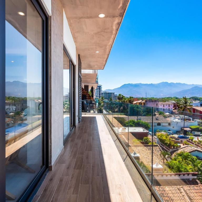 5th-floor condo with partial ocean views, heated pool, sauna, gym, balcony, W/D - Vacation Home - 4