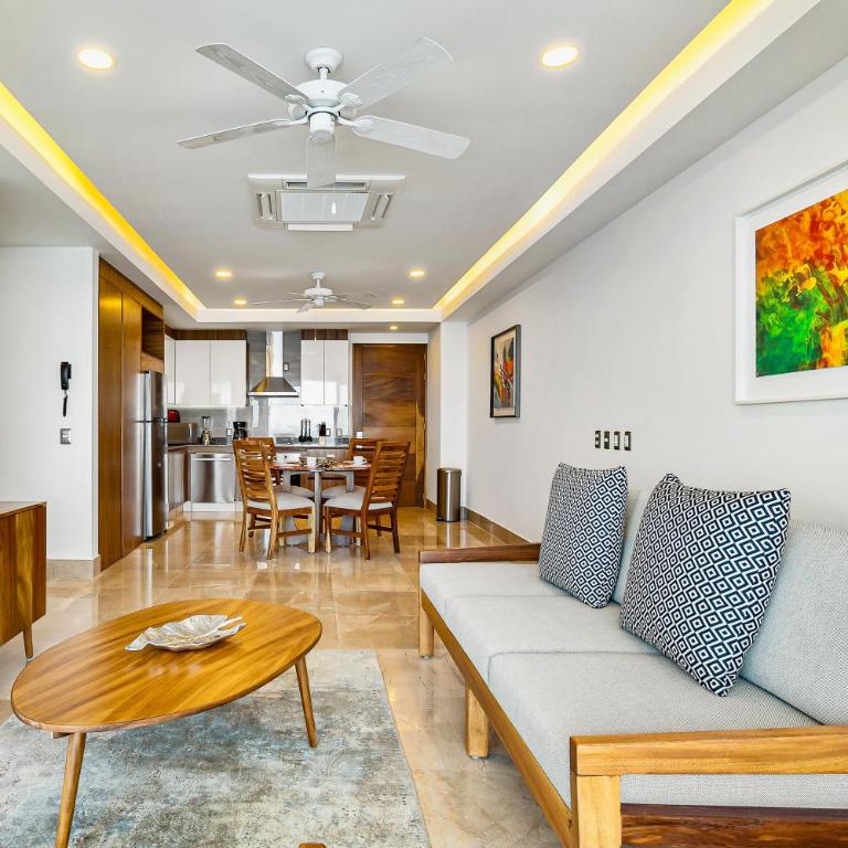 Oceanfront, 8th-floor condo with pool, pool spa & large balcony - Vacation Home - 5