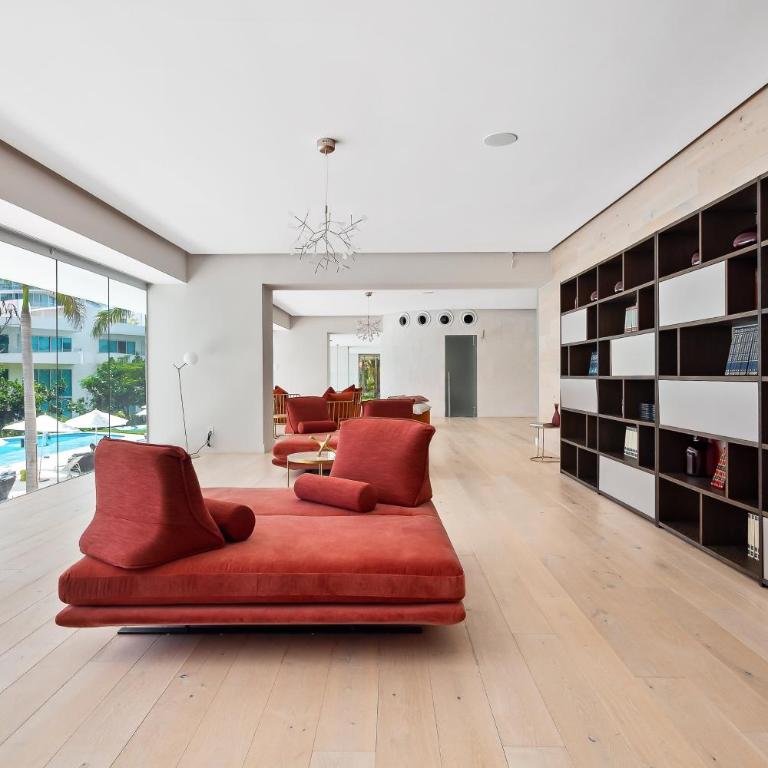 Stylish ocean-view condo with pool, gym, private balcony, AC, & WiFi - Casa - 40