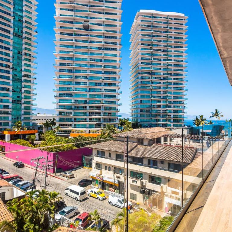 5th-floor condo with partial ocean views, heated pool, sauna, gym, balcony, W/D - Vacation Home - 32