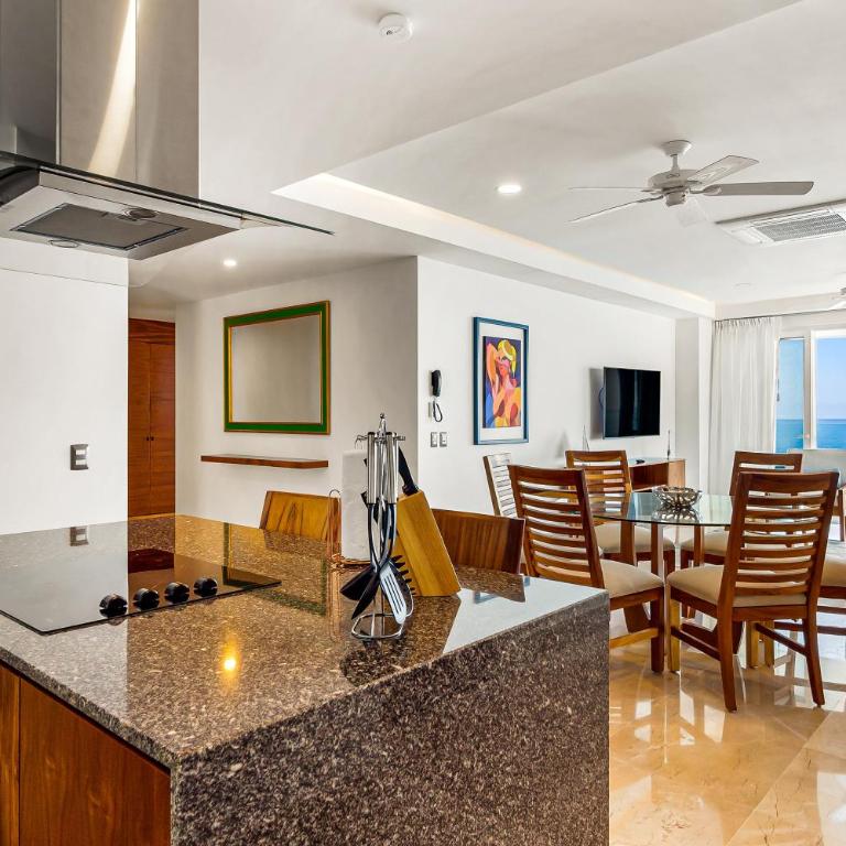Oceanfront condo with huge balcony, sweeping ocean view & amazing pool - Vacation Home - 10