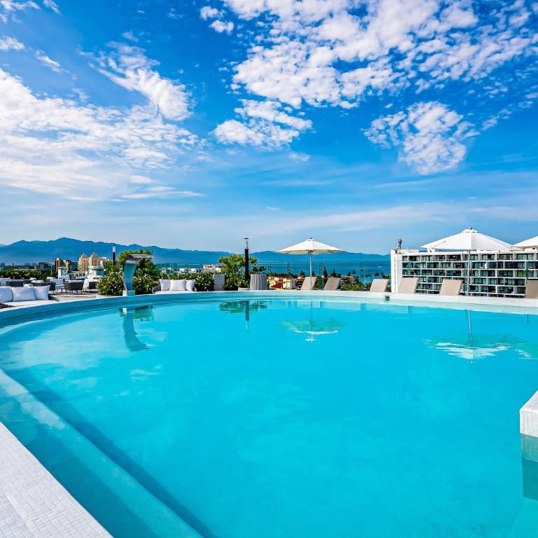 Stylish ocean-view condo with pool, gym, private balcony, AC, & WiFi - Casa - 43