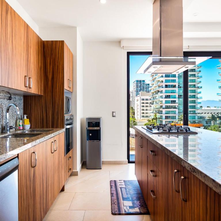 5th-floor condo with partial ocean views, heated pool, sauna, gym, balcony, W/D - Vacation Home - 17