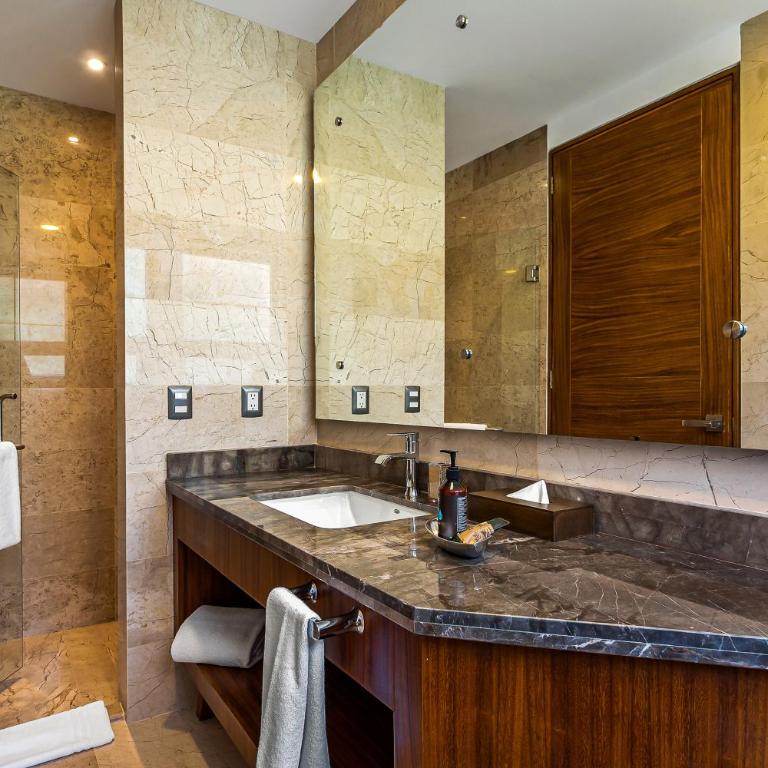 Oceanfront condo with huge balcony, sweeping ocean view & amazing pool - Vacation Home - 24
