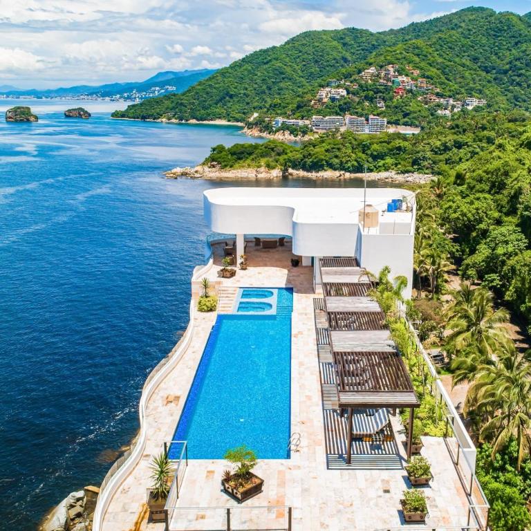 Oceanfront condo with rooftop infinity pool, panoramic views, balcony, gym, & AC - Vacation Home - 37