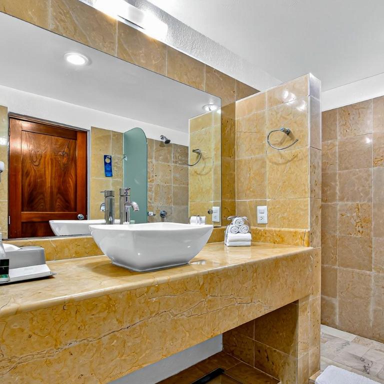 Upscale bayview villa with hot tub, private terrace, pool & stylish interiors - Vacation Home - 28
